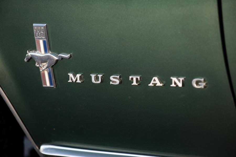 Логотип Ford Mustang Convertible 1967 года  (фото 39 из 44)